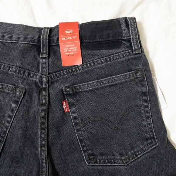 Aritzia x Levi’s wedgie “mine forever” - Picture 2 of 8